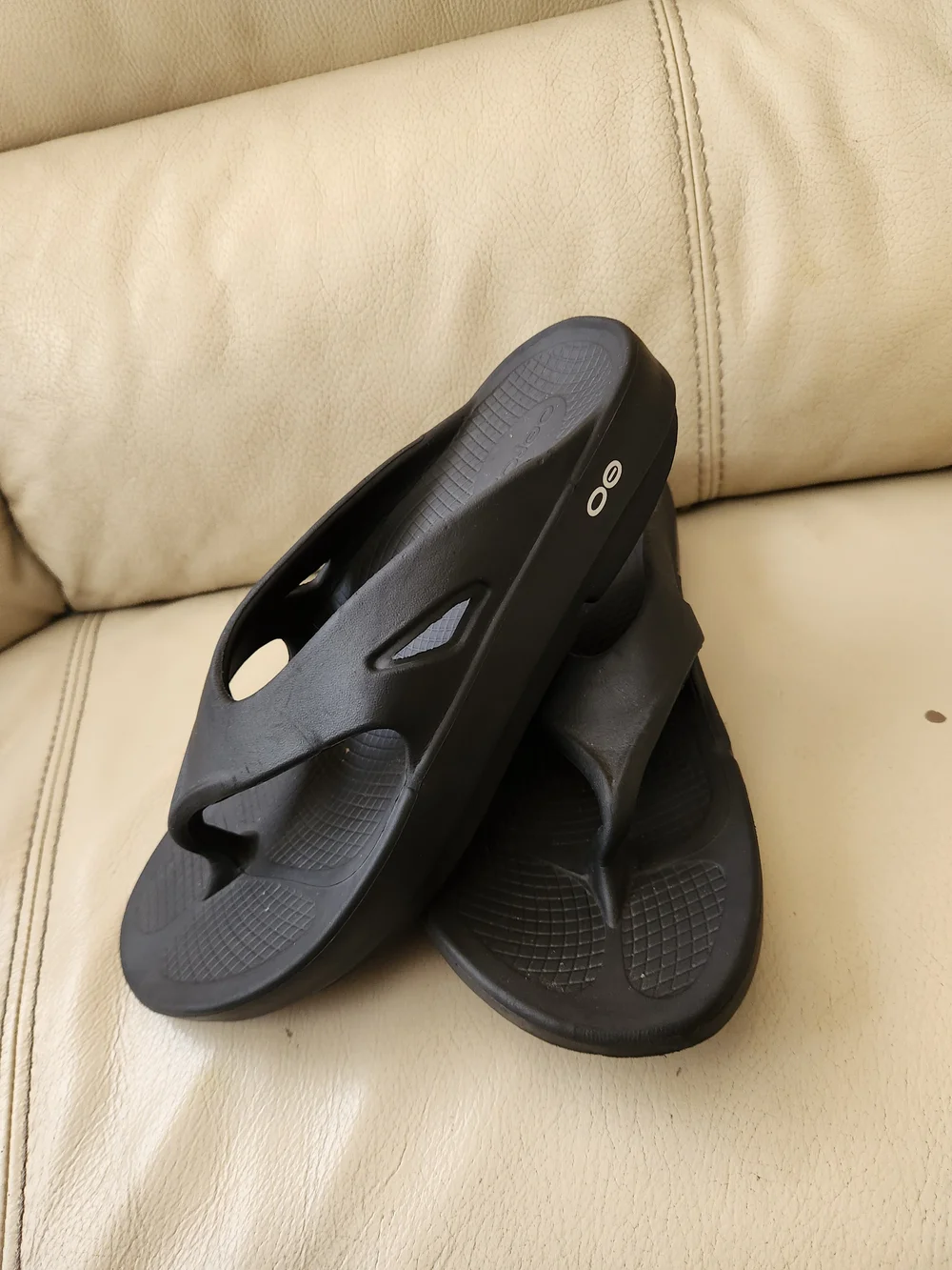 OOFOS Black Men's Flip Flop Sandals - Cushioned Support